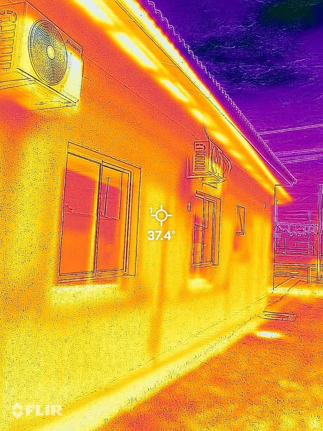 Câmera termográfica identificando sinais de infiltração